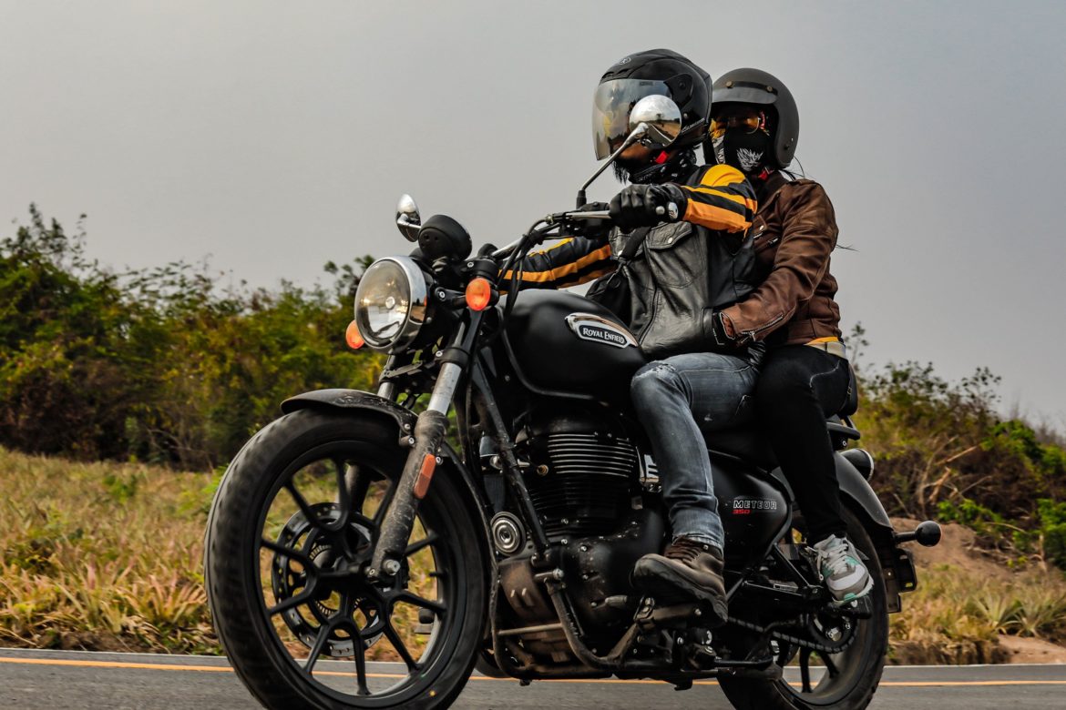 5 เคล็ดลับ ซ้อนท้ายมอเตอร์ไซค์ ให้ถูกใจคนขี่และอุ่นใจคนซ้อน