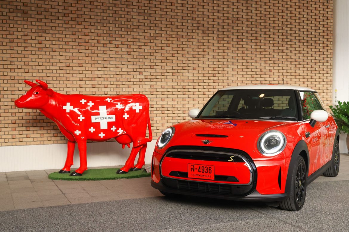 MINI Cooper SE handover to Swiss Embassy (4)