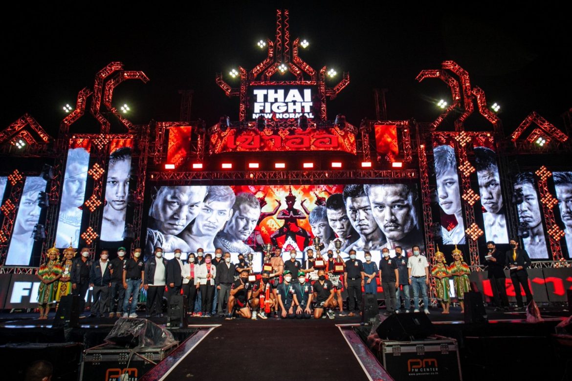 ภาพหมู่บนเวที