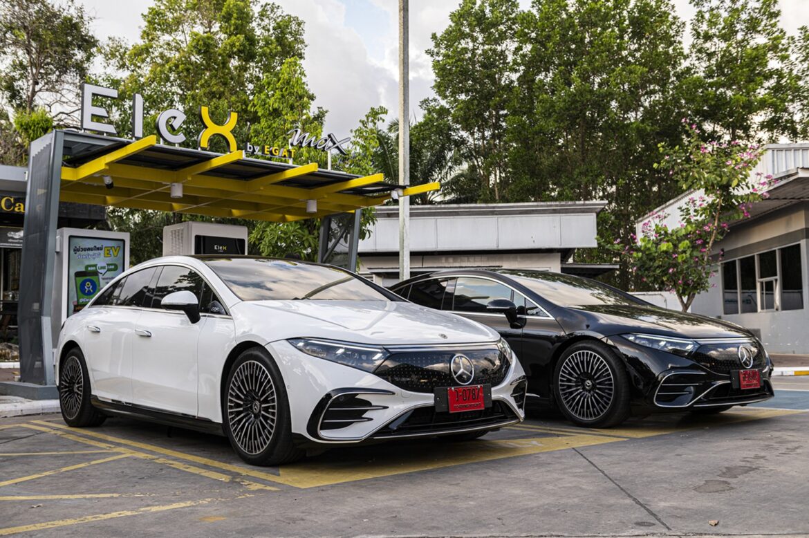 Mercedes-Benz_EQS at Public Charging