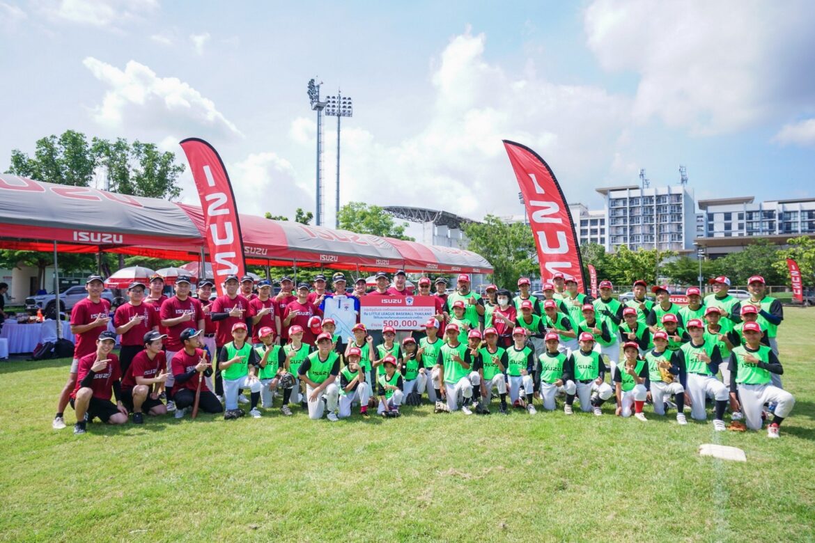 01 อีซูซุมอบเงินสนับสนุน 5 แสนบาท พร้อมชุดเครื่องแบบ